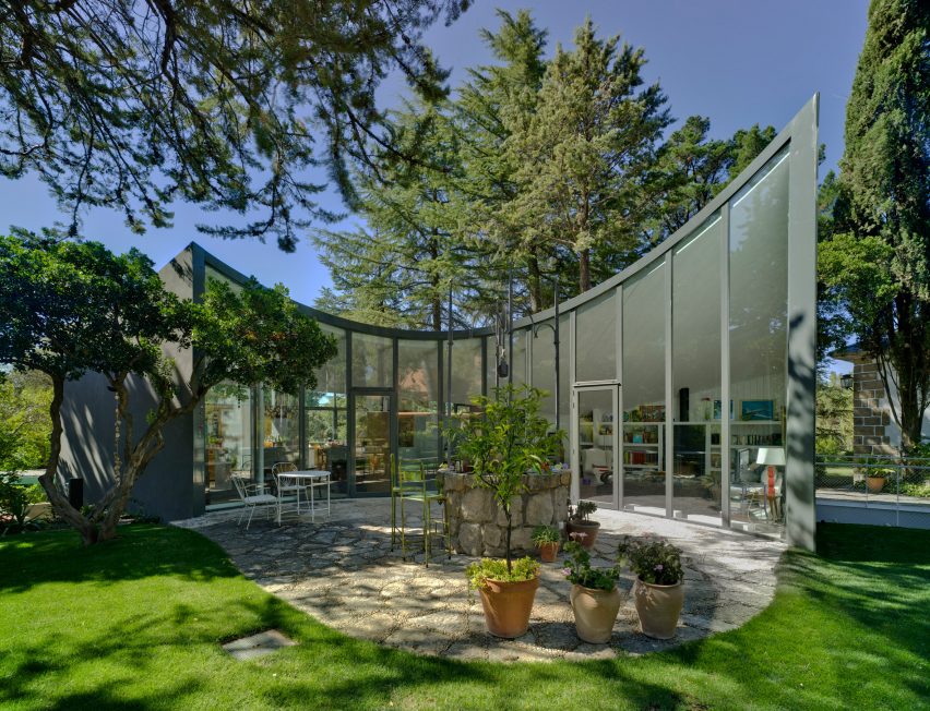 Spanish architect Alejandro Valdivieso has repurposed a former water cistern near Madrid, transforming it into the basement of a house featuring a glass facade that curves around the original well.