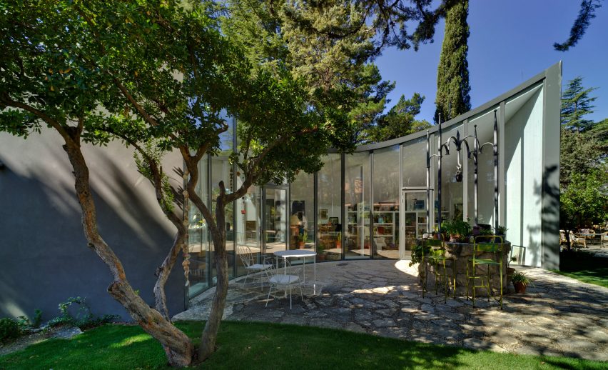 Spanish architect Alejandro Valdivieso has repurposed a former water cistern near Madrid, transforming it into the basement of a house featuring a glass facade that curves around the original well.