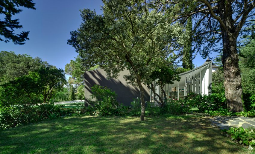 Spanish architect Alejandro Valdivieso has repurposed a former water cistern near Madrid, transforming it into the basement of a house featuring a glass facade that curves around the original well.