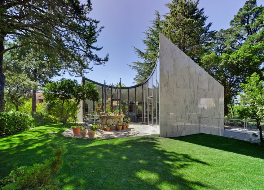 Spanish architect Alejandro Valdivieso has repurposed a former water cistern near Madrid, transforming it into the basement of a house featuring a glass facade that curves around the original well.