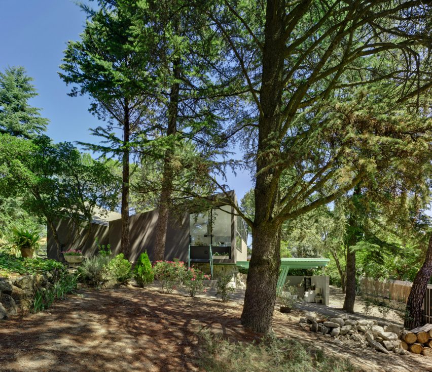 Spanish architect Alejandro Valdivieso has repurposed a former water cistern near Madrid, transforming it into the basement of a house featuring a glass facade that curves around the original well.