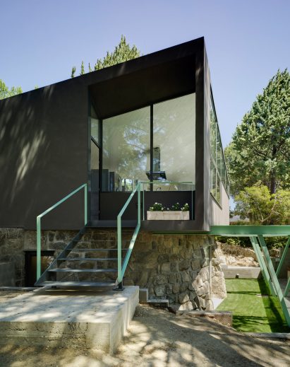 Spanish architect Alejandro Valdivieso has repurposed a former water cistern near Madrid, transforming it into the basement of a house featuring a glass facade that curves around the original well.
