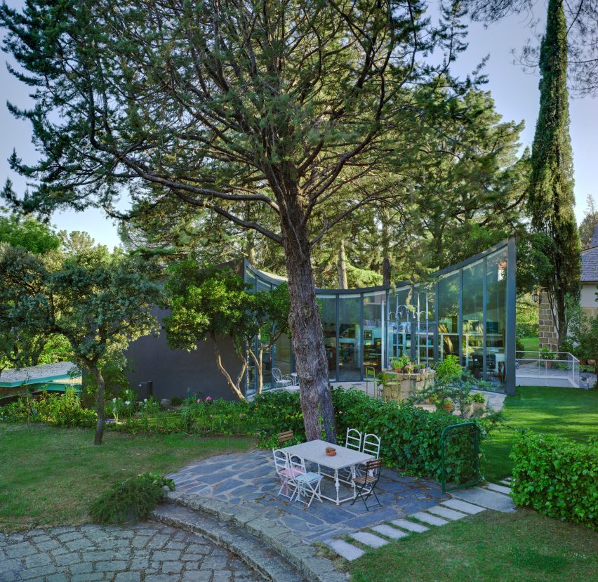 Spanish architect Alejandro Valdivieso has repurposed a former water cistern near Madrid, transforming it into the basement of a house featuring a glass facade that curves around the original well.