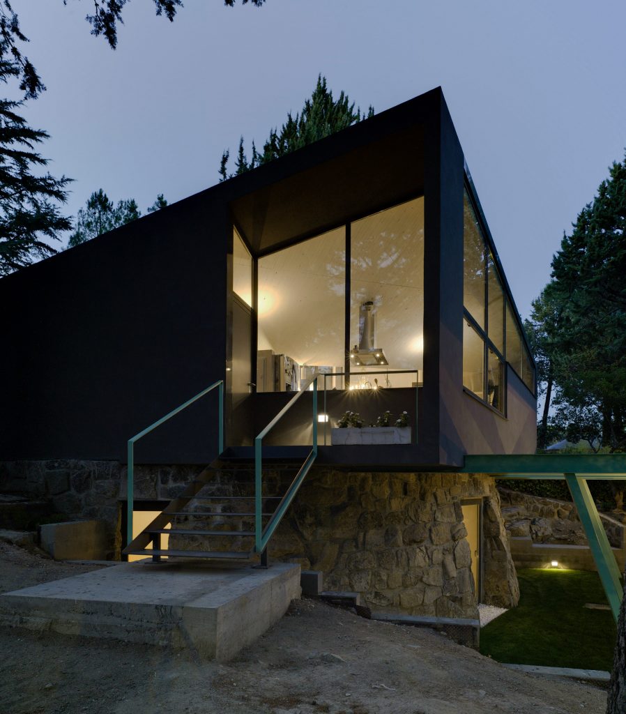 Spanish architect Alejandro Valdivieso has repurposed a former water cistern near Madrid, transforming it into the basement of a house featuring a glass facade that curves around the original well.