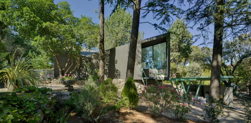 Spanish architect Alejandro Valdivieso has repurposed a former water cistern near Madrid, transforming it into the basement of a house featuring a glass facade that curves around the original well.