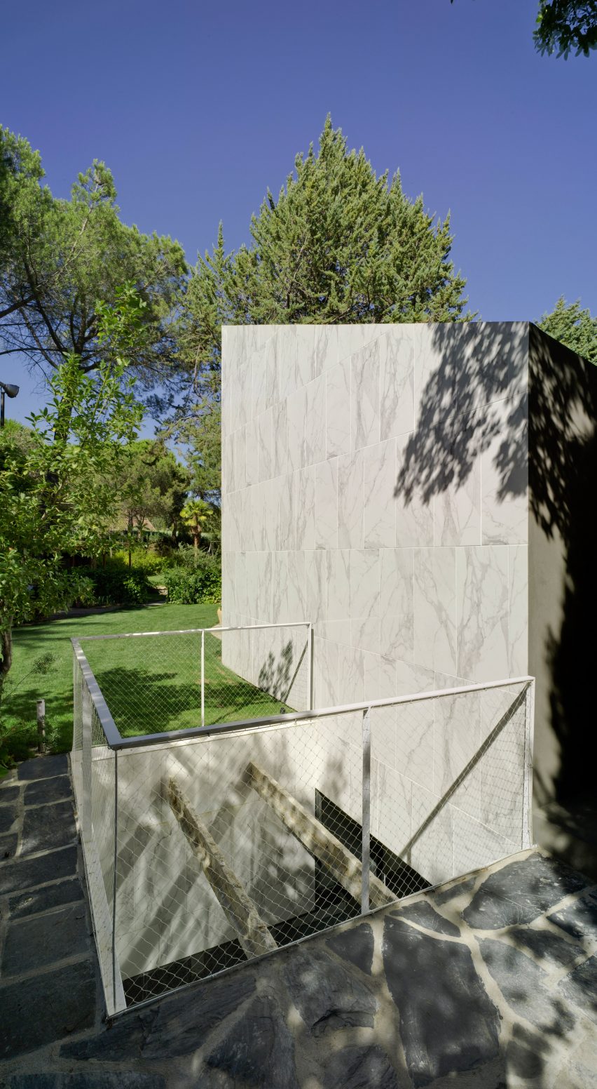 Spanish architect Alejandro Valdivieso has repurposed a former water cistern near Madrid, transforming it into the basement of a house featuring a glass facade that curves around the original well.