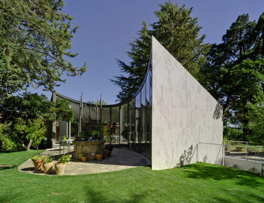 Spanish architect Alejandro Valdivieso has repurposed a former water cistern near Madrid, transforming it into the basement of a house featuring a glass facade that curves around the original well.