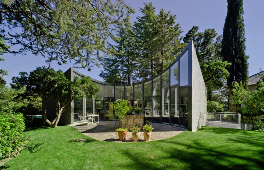 Spanish architect Alejandro Valdivieso has repurposed a former water cistern near Madrid, transforming it into the basement of a house featuring a glass facade that curves around the original well.