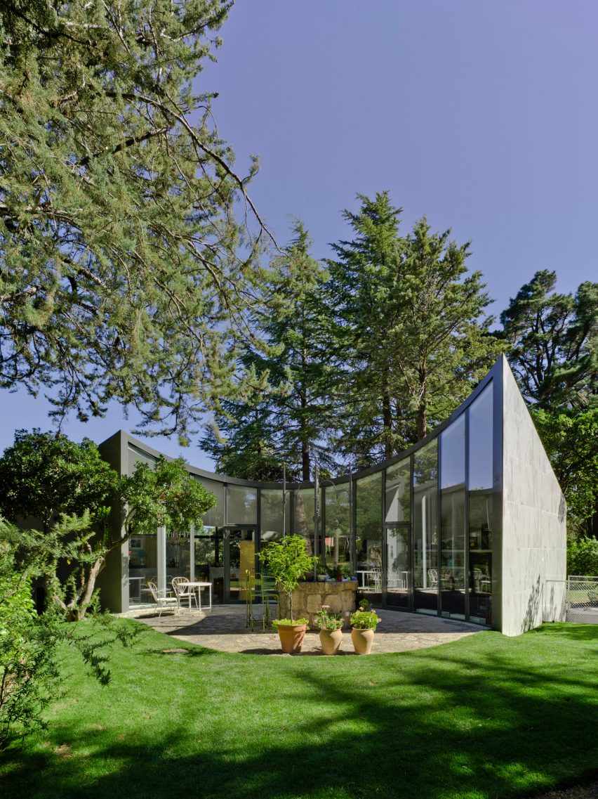 Spanish architect Alejandro Valdivieso has repurposed a former water cistern near Madrid, transforming it into the basement of a house featuring a glass facade that curves around the original well.