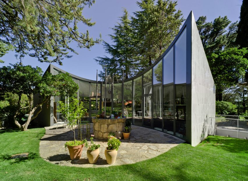 Spanish architect Alejandro Valdivieso has repurposed a former water cistern near Madrid, transforming it into the basement of a house featuring a glass facade that curves around the original well.