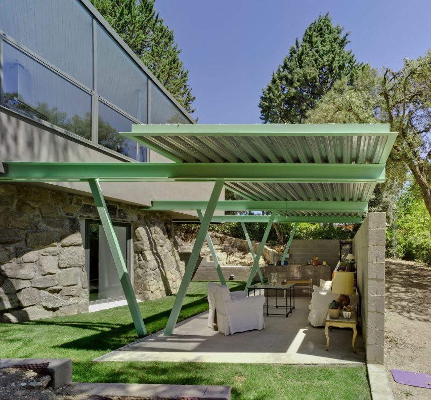 Spanish architect Alejandro Valdivieso has repurposed a former water cistern near Madrid, transforming it into the basement of a house featuring a glass facade that curves around the original well.