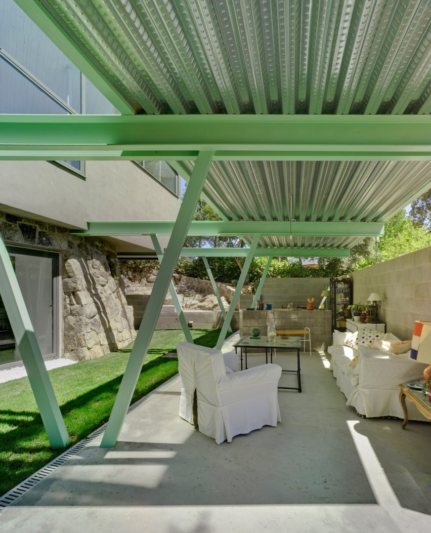 Spanish architect Alejandro Valdivieso has repurposed a former water cistern near Madrid, transforming it into the basement of a house featuring a glass facade that curves around the original well.