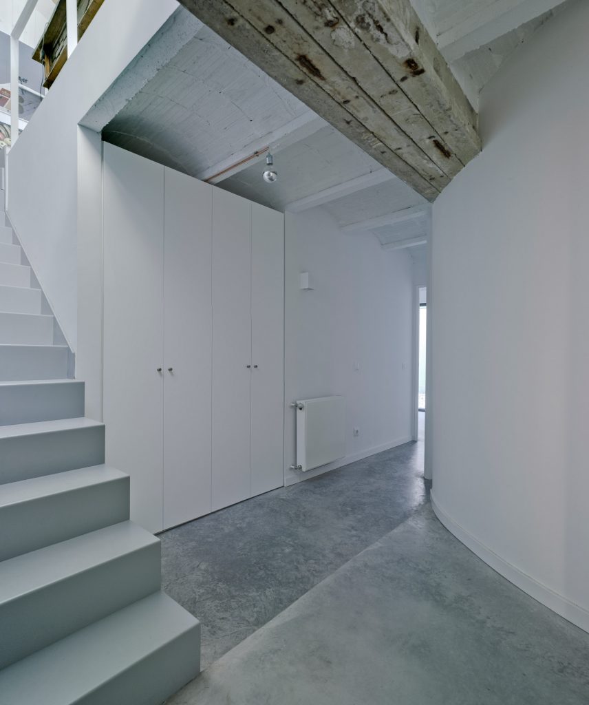 Spanish architect Alejandro Valdivieso has repurposed a former water cistern near Madrid, transforming it into the basement of a house featuring a glass facade that curves around the original well.