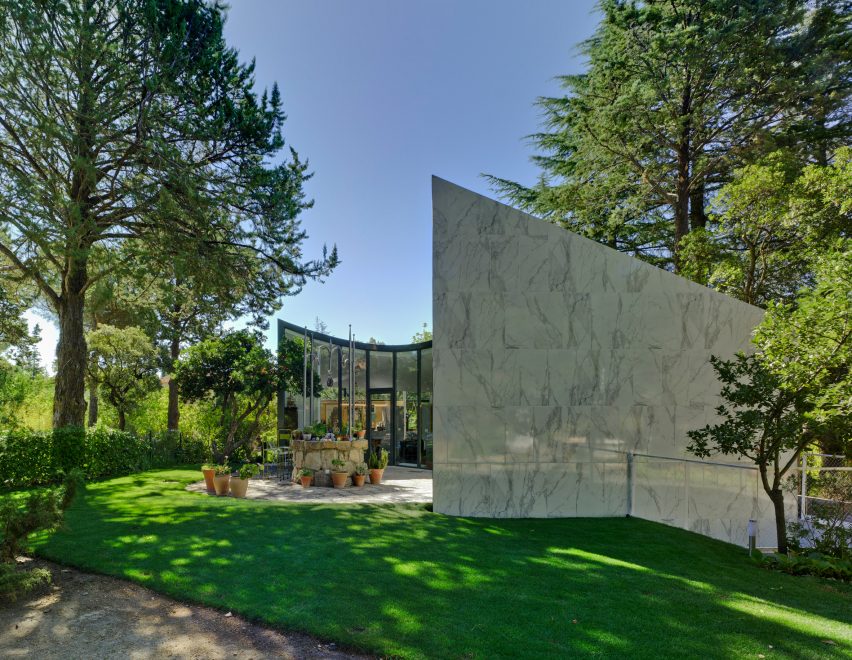 Spanish architect Alejandro Valdivieso has repurposed a former water cistern near Madrid, transforming it into the basement of a house featuring a glass facade that curves around the original well.