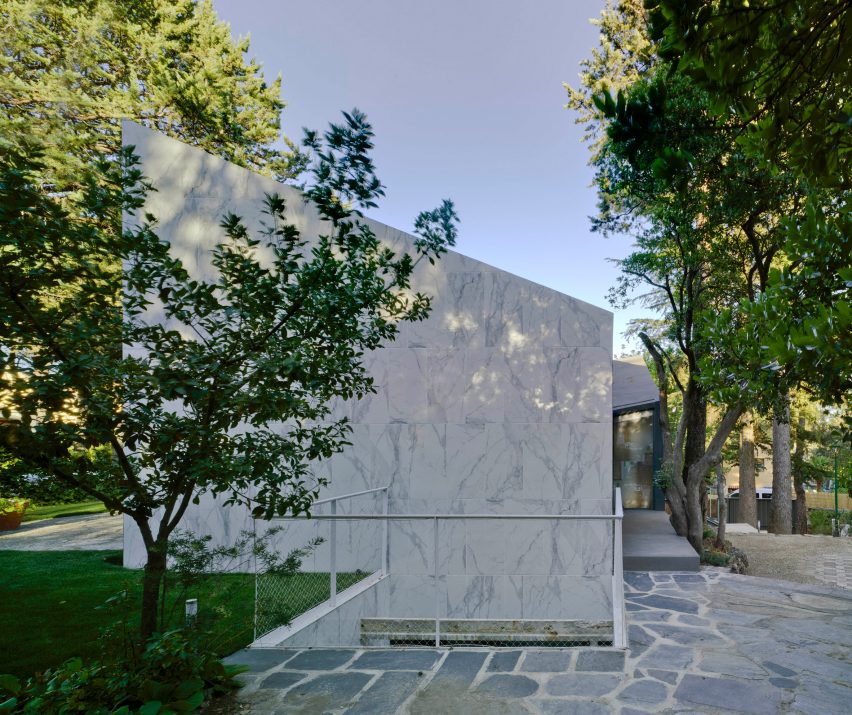 Spanish architect Alejandro Valdivieso has repurposed a former water cistern near Madrid, transforming it into the basement of a house featuring a glass facade that curves around the original well.