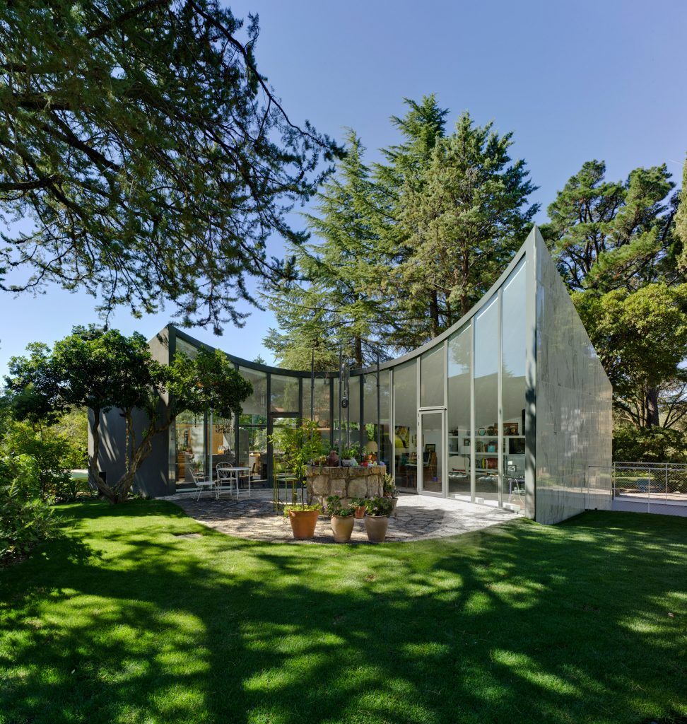 Spanish architect Alejandro Valdivieso has repurposed a former water cistern near Madrid, transforming it into the basement of a house featuring a glass facade that curves around the original well.