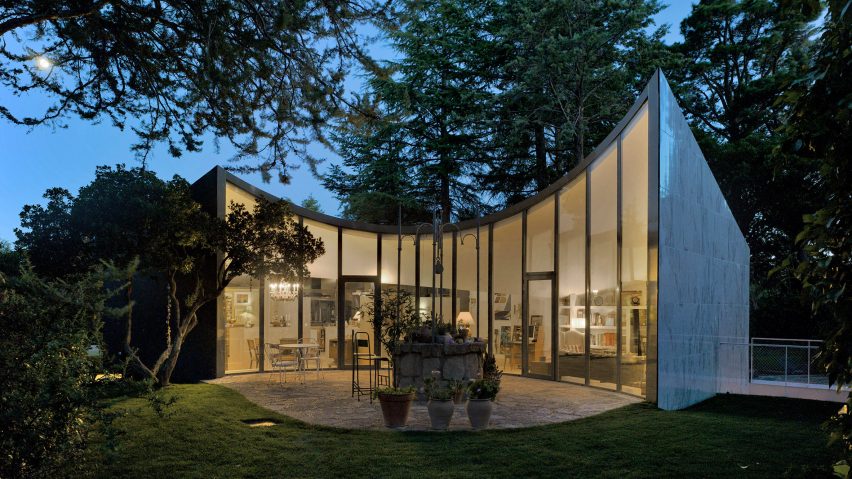 Spanish architect Alejandro Valdivieso has repurposed a former water cistern near Madrid, transforming it into the basement of a house featuring a glass facade that curves around the original well.