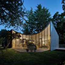 Spanish architect Alejandro Valdivieso has repurposed a former water cistern near Madrid, transforming it into the basement of a house featuring a glass facade that curves around the original well.