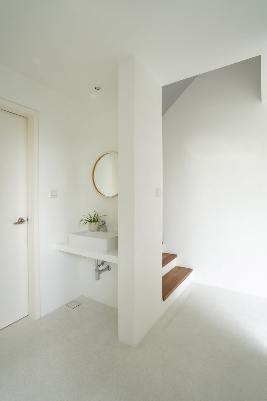 Knikno House by Fabian Tan Architect