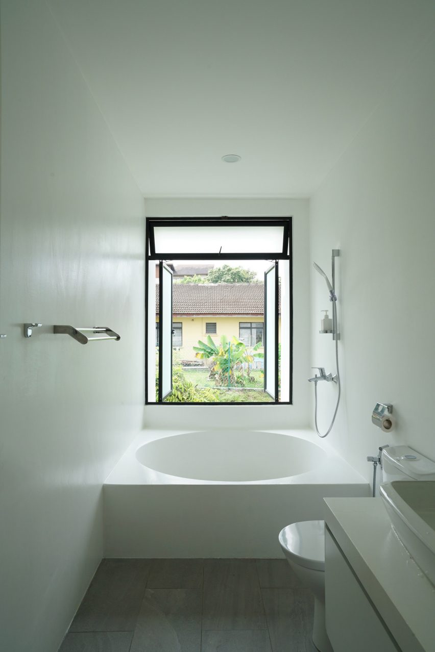 Knikno House by Fabian Tan Architect