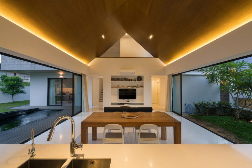 Knikno House by Fabian Tan Architect