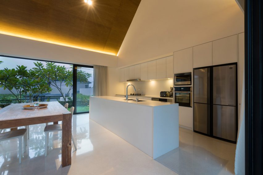 Knikno House by Fabian Tan Architect