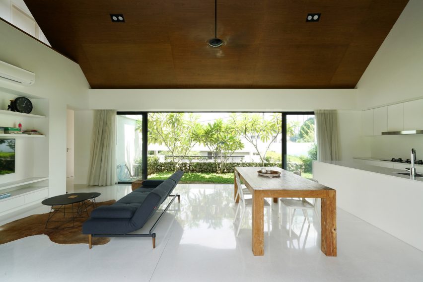 Knikno House by Fabian Tan Architect