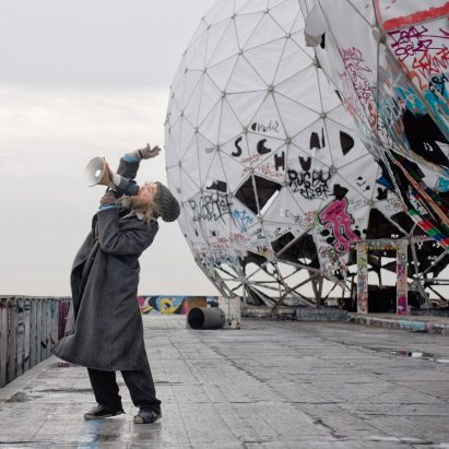 Julian Rosefeldt celebrates “anti-architecture” in new movie Manifesto