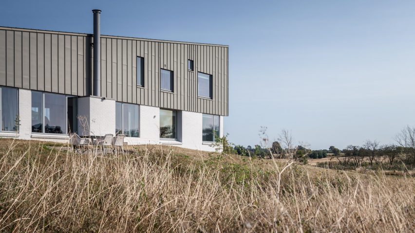 Mole Architects builds house “like a seagull’s wing” on Suffolk coast