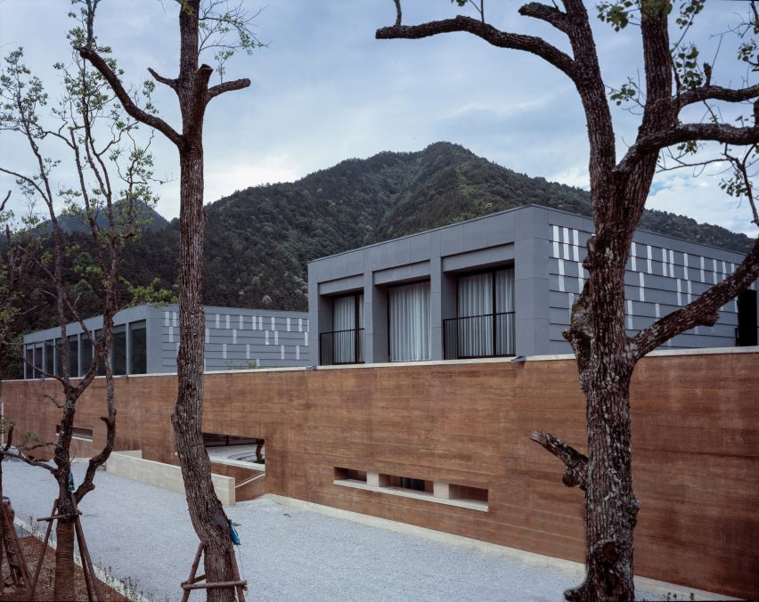 DL Atelier completes Chinese museum featuring rammed-earth walls and reflecting pools