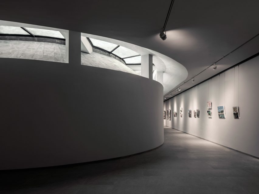 DL Atelier completes Chinese museum featuring rammed-earth walls and reflecting pools