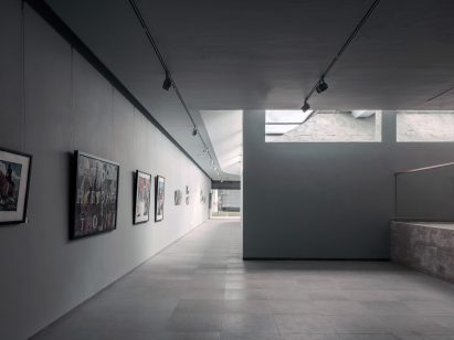 DL Atelier completes Chinese museum featuring rammed-earth walls and reflecting pools