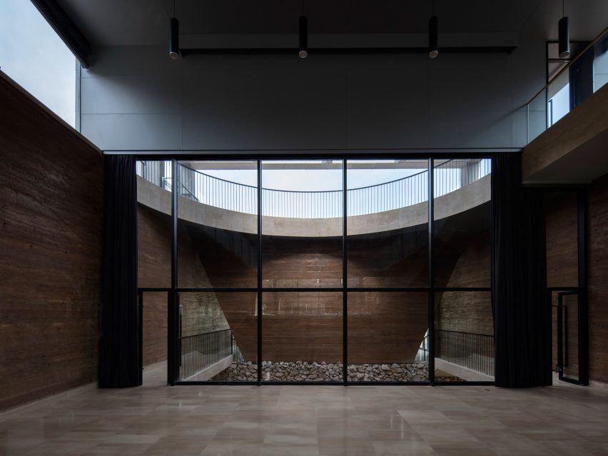 DL Atelier completes Chinese museum featuring rammed-earth walls and reflecting pools