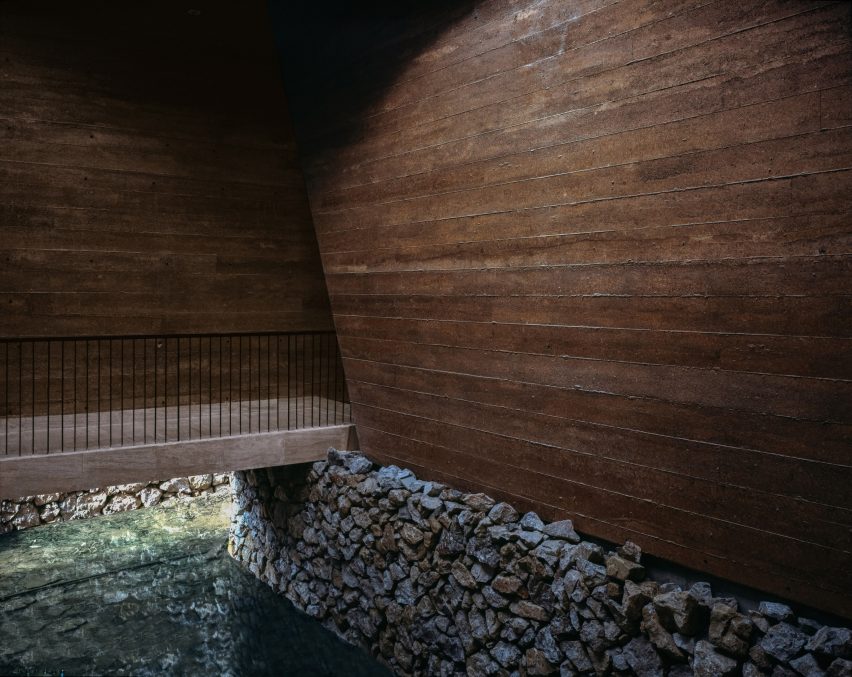 DL Atelier completes Chinese museum featuring rammed-earth walls and reflecting pools