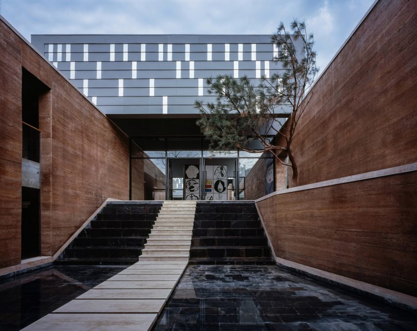 DL Atelier completes Chinese museum featuring rammed-earth walls and reflecting pools