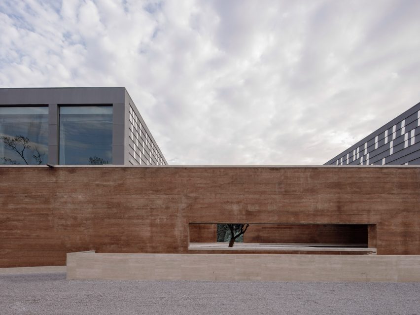 DL Atelier completes Chinese museum featuring rammed-earth walls and reflecting pools