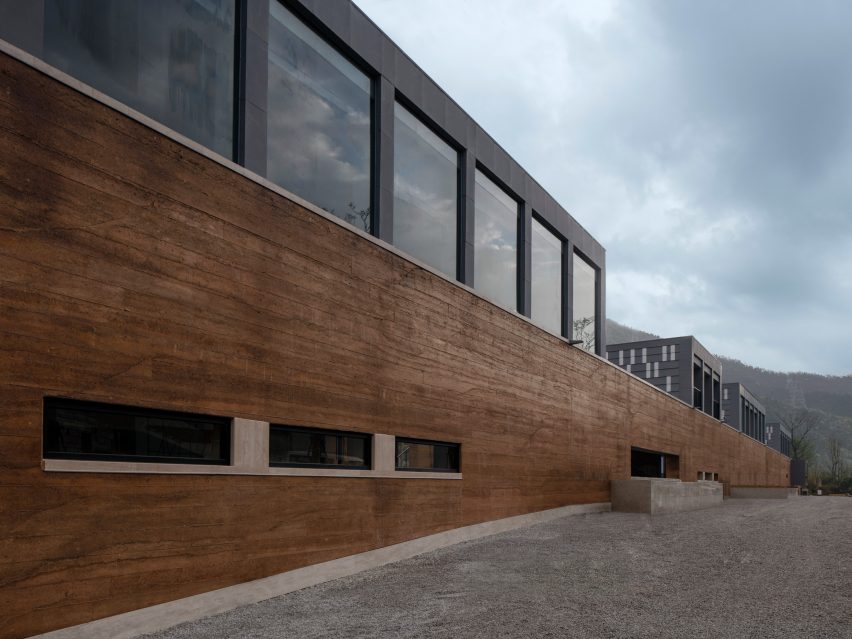 DL Atelier completes Chinese museum featuring rammed-earth walls and reflecting pools