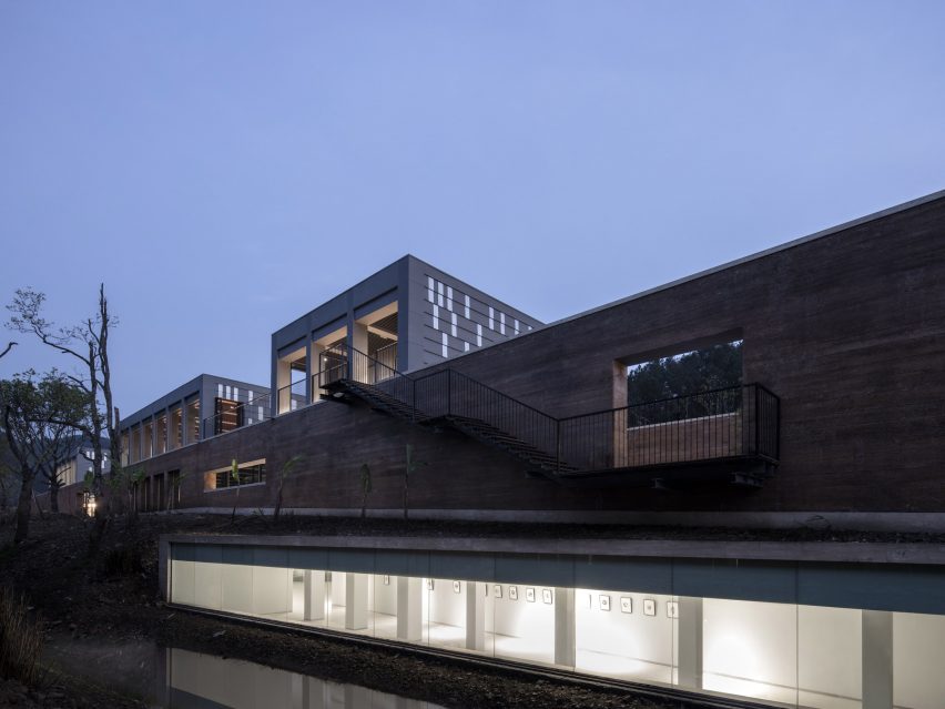 DL Atelier completes Chinese museum featuring rammed-earth walls and reflecting pools