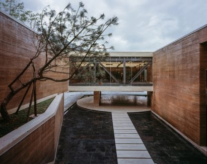 DL Atelier completes Chinese museum featuring rammed-earth walls and reflecting pools
