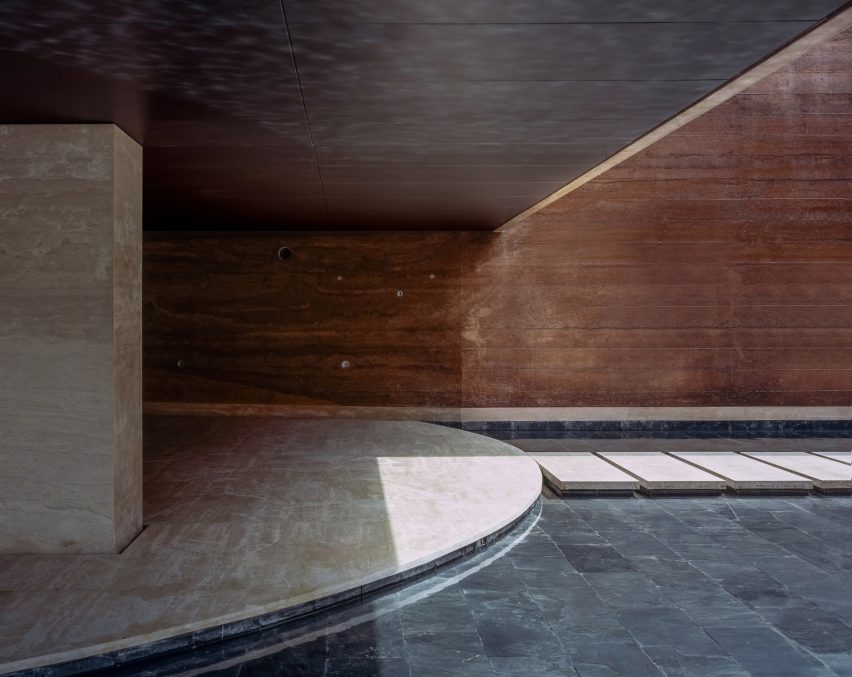 DL Atelier completes Chinese museum featuring rammed-earth walls and reflecting pools
