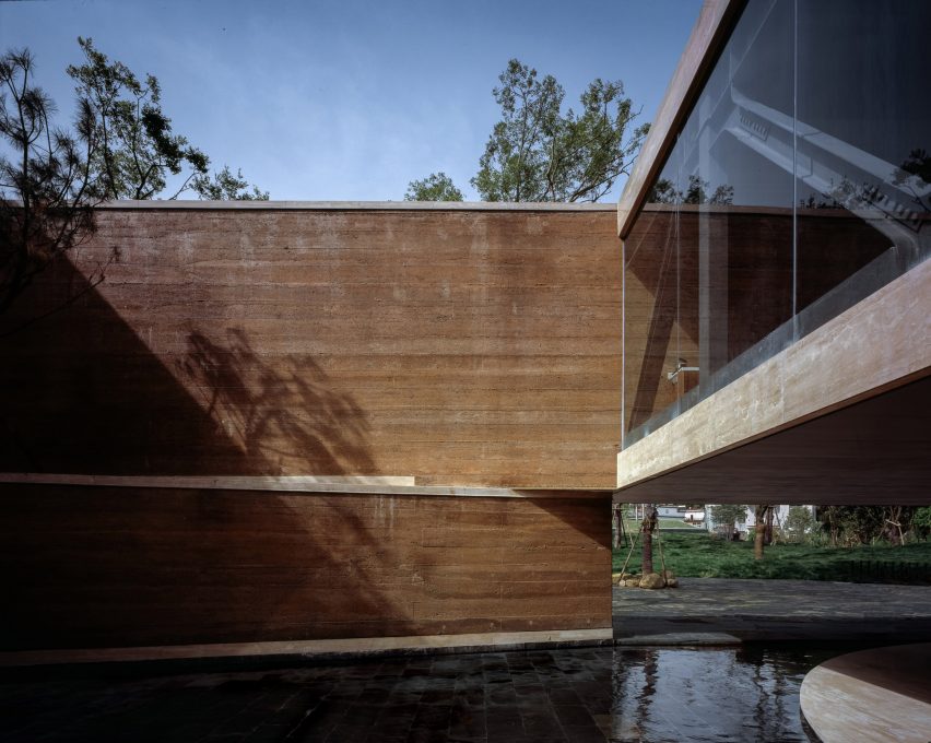 DL Atelier completes Chinese museum featuring rammed-earth walls and reflecting pools