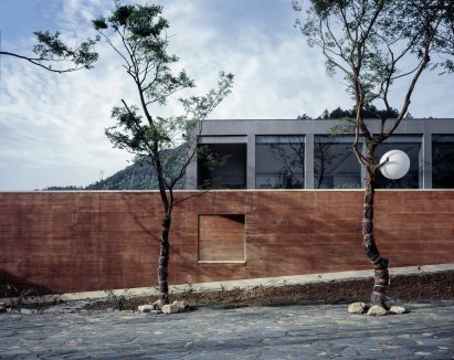 DL Atelier completes Chinese museum featuring rammed-earth walls and reflecting pools