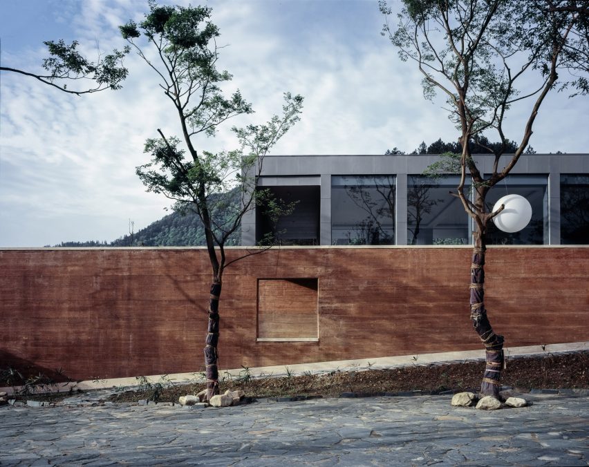 DL Atelier completes Chinese museum featuring rammed-earth walls and reflecting pools
