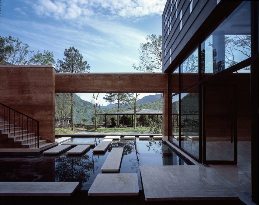 DL Atelier completes Chinese museum featuring rammed-earth walls and reflecting pools