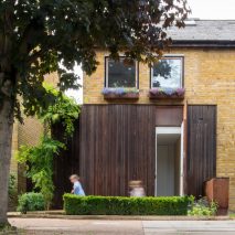 Checa Romero Architects “makes the most” of small brick house by extending in every direction