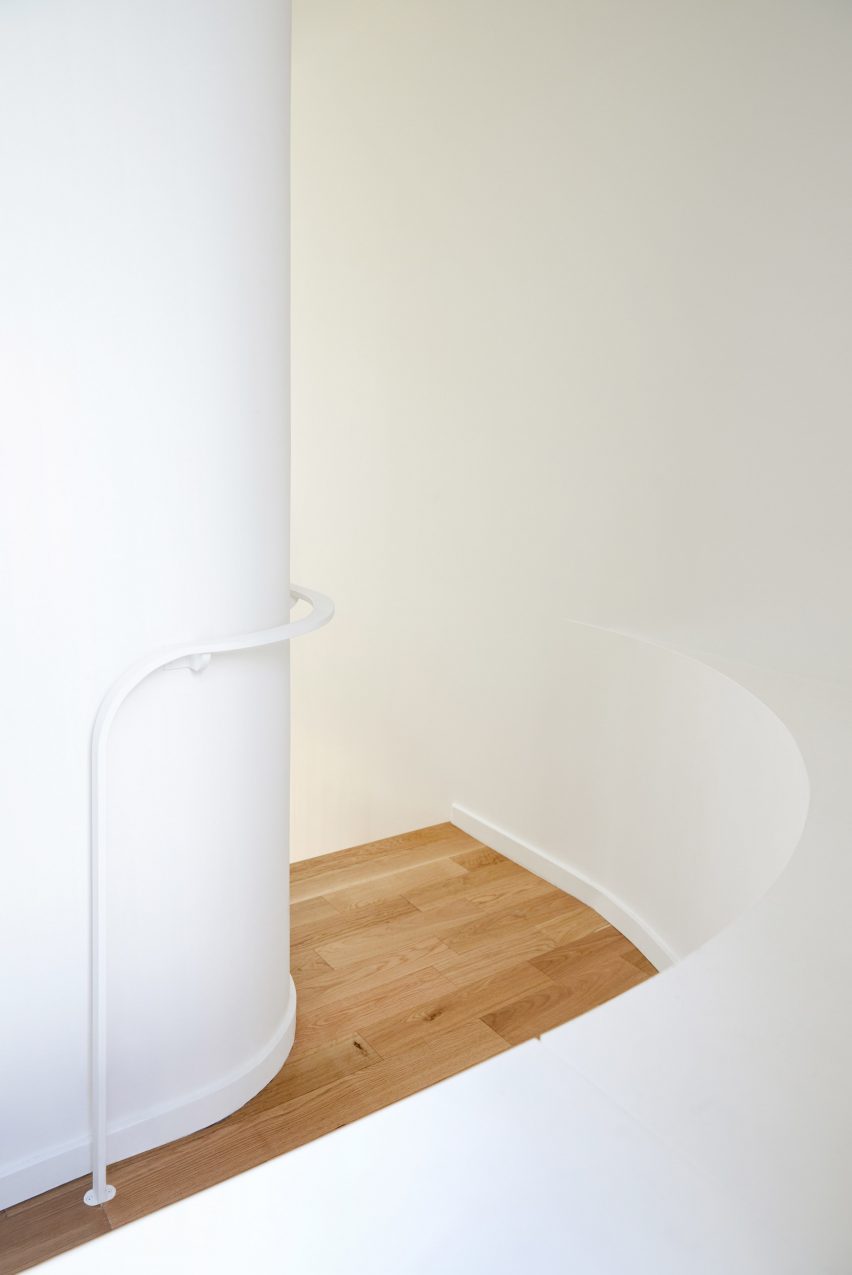 Villeneuve Residence by Atelier Barda architecture
