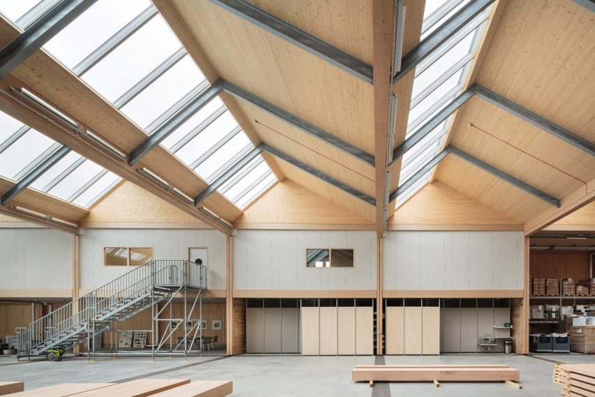 British furniture brand Vitsœ has opened a new headquarters and production facility in the English town of Royal Leamington Spa, featuring a saw-toothed roof and modular construction that means it can be easily updated.