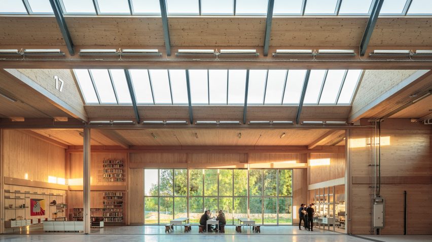 British furniture brand Vitsœ has opened a new headquarters and production facility in the English town of Royal Leamington Spa, featuring a saw-toothed roof and modular construction that means it can be easily updated.