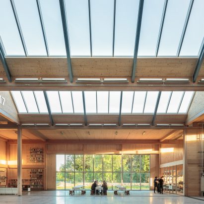 British furniture brand Vitsœ has opened a new headquarters and production facility in the English town of Royal Leamington Spa, featuring a saw-toothed roof and modular construction that means it can be easily updated.