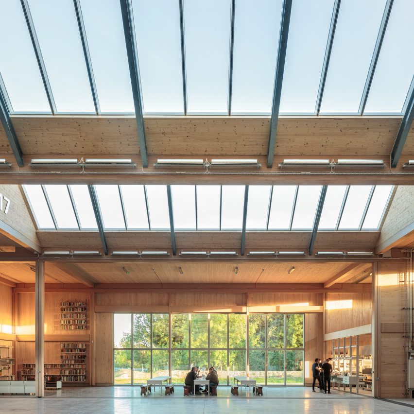 British furniture brand Vitsœ has opened a new headquarters and production facility in the English town of Royal Leamington Spa, featuring a saw-toothed roof and modular construction that means it can be easily updated.